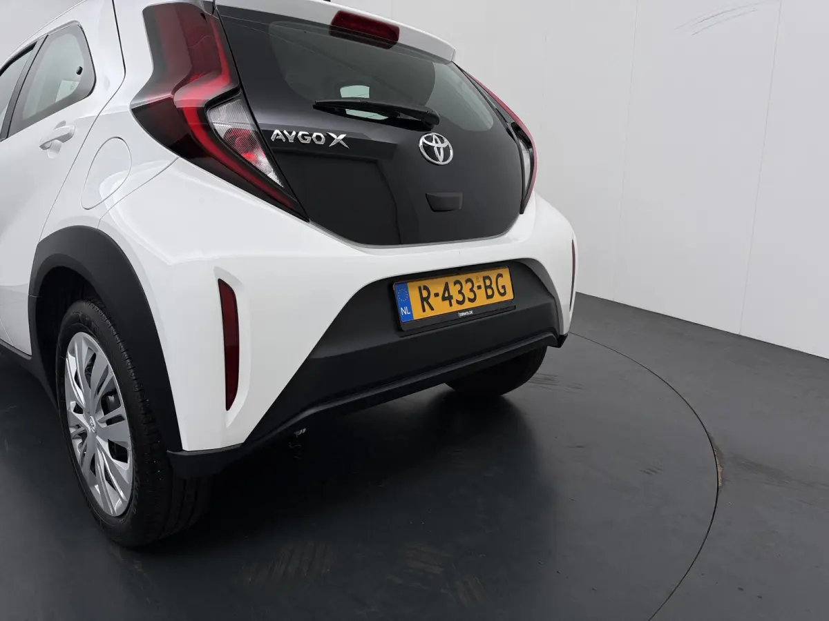 1.0 VVT-i MT Play | Parkeercamera | Apple Carplay/Android Auto |