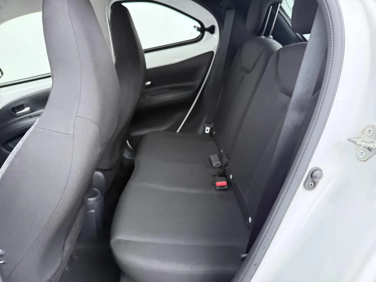 1.0 VVT-i MT Play | Parkeercamera | Apple Carplay/Android Auto |