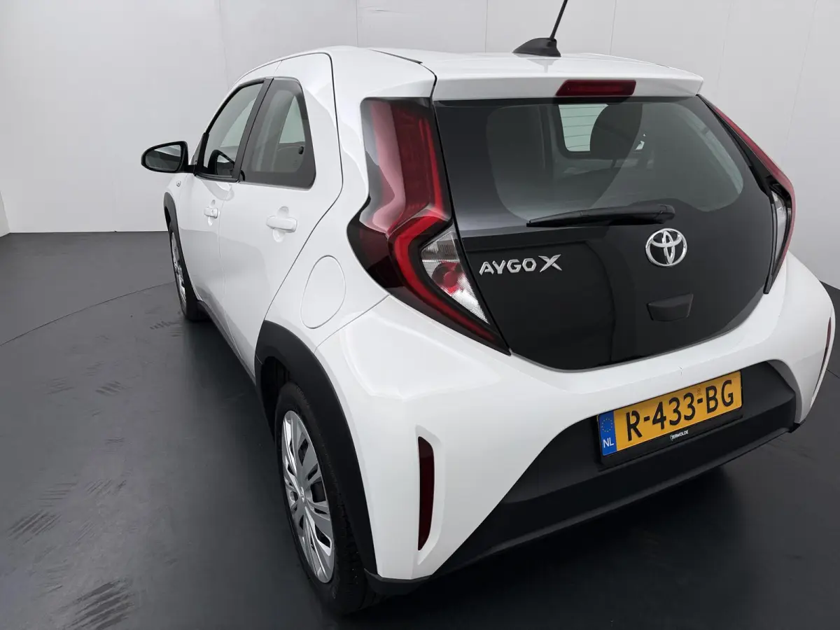1.0 VVT-i MT Play | Parkeercamera | Apple Carplay/Android Auto |