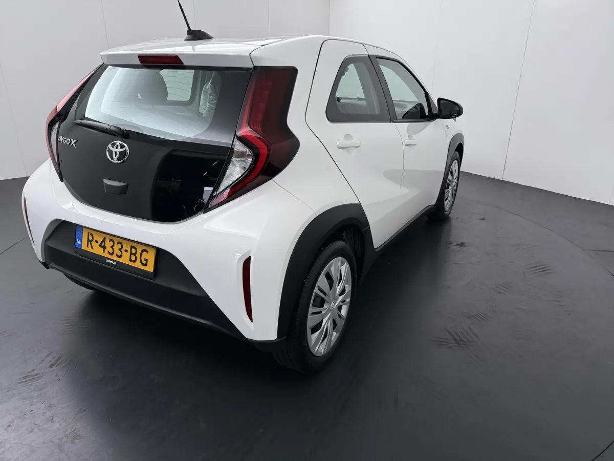 1.0 VVT-i MT Play | Parkeercamera | Apple Carplay/Android Auto |