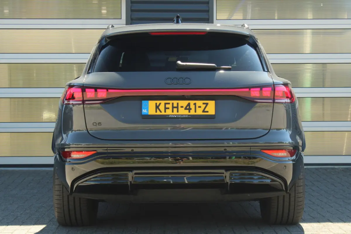 252pk S Edition 83 kWh | Panoramadak | Trekhaak | Luchtvering | 360 Camera | Leder | 21" LMV
