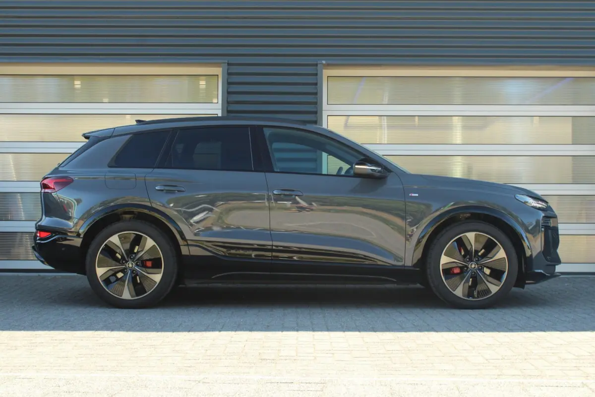 252pk S Edition 83 kWh | Panoramadak | Trekhaak | Luchtvering | 360 Camera | Leder | 21" LMV