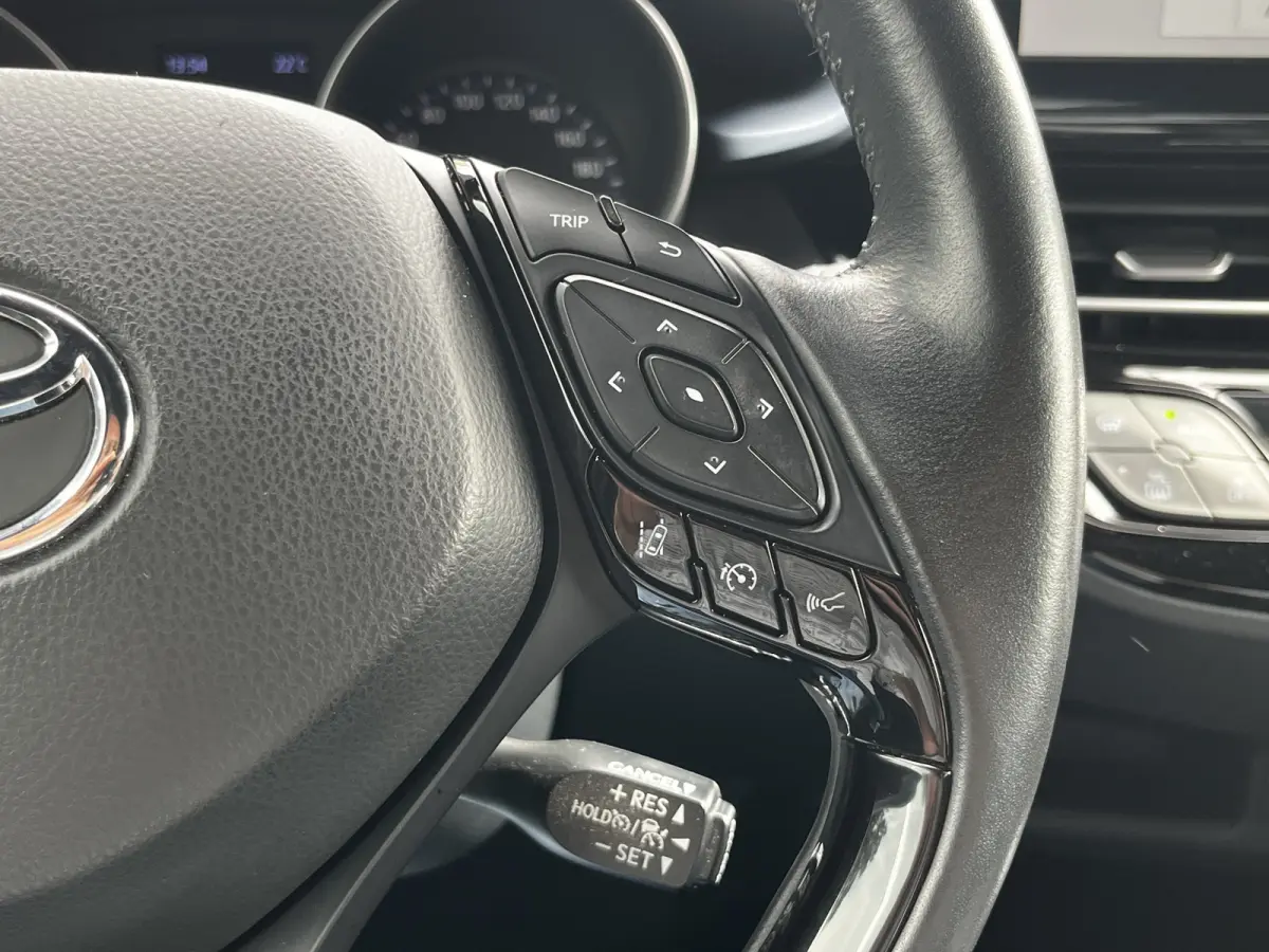 1.8 Hybrid First Edition Automaat | Afn. trekhaak | Dodehoek | Camera | Carplay/Android Auto | Keyless | etc. etc.