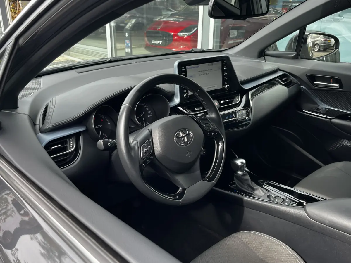 1.8 Hybrid First Edition Automaat | Afn. trekhaak | Dodehoek | Camera | Carplay/Android Auto | Keyless | etc. etc.