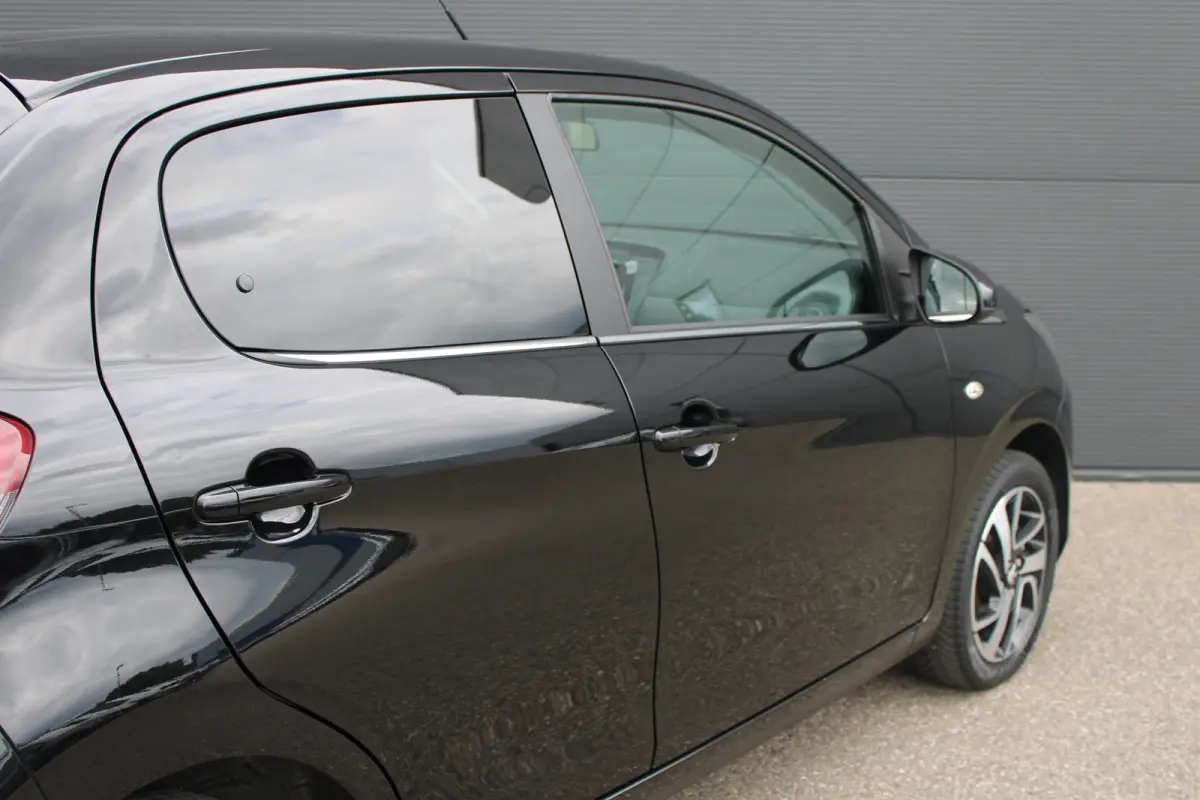 1.0 e-VTi Allure | Navi by app | Camera | Climate control | All season | Extra geinte ramen | Lichtmetaal |