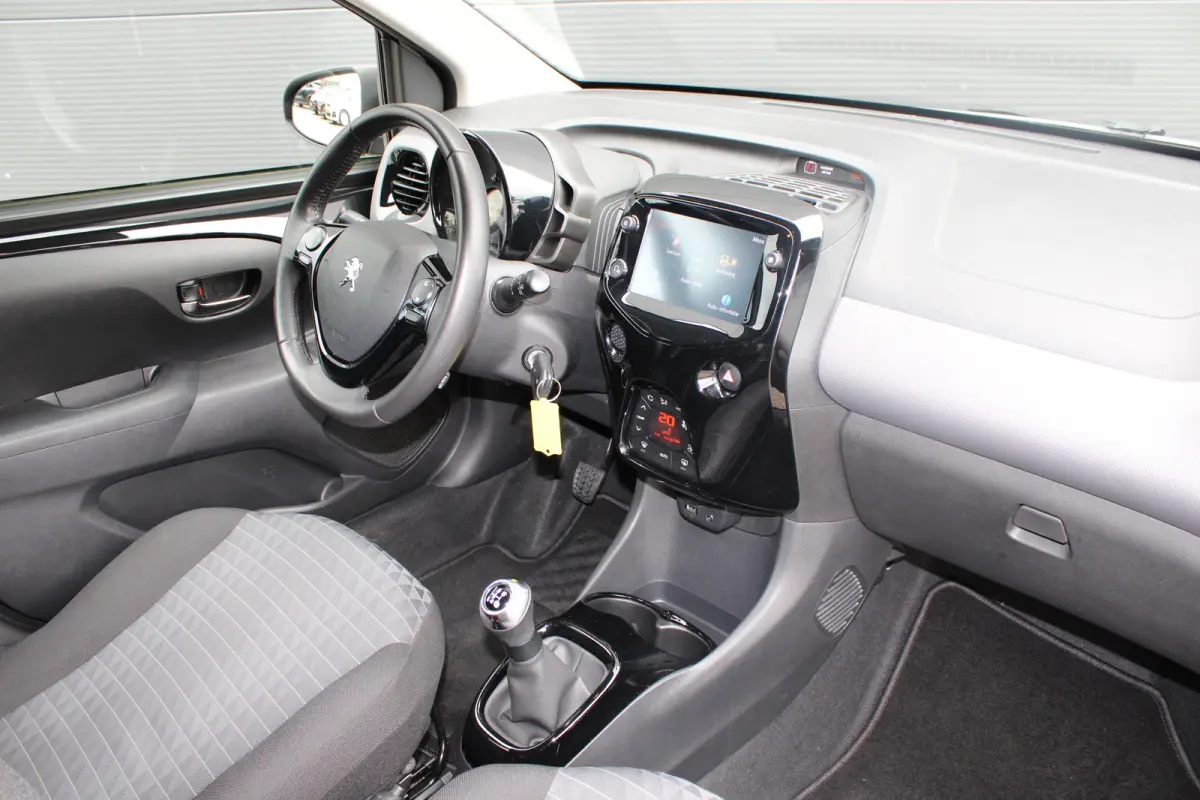 1.0 e-VTi Allure | Navi by app | Camera | Climate control | All season | Extra geinte ramen | Lichtmetaal |
