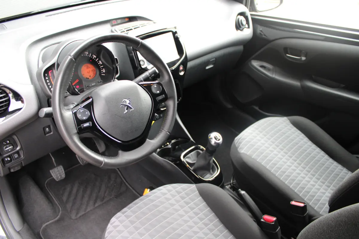 1.0 e-VTi Allure | Navi by app | Camera | Climate control | All season | Extra geinte ramen | Lichtmetaal |