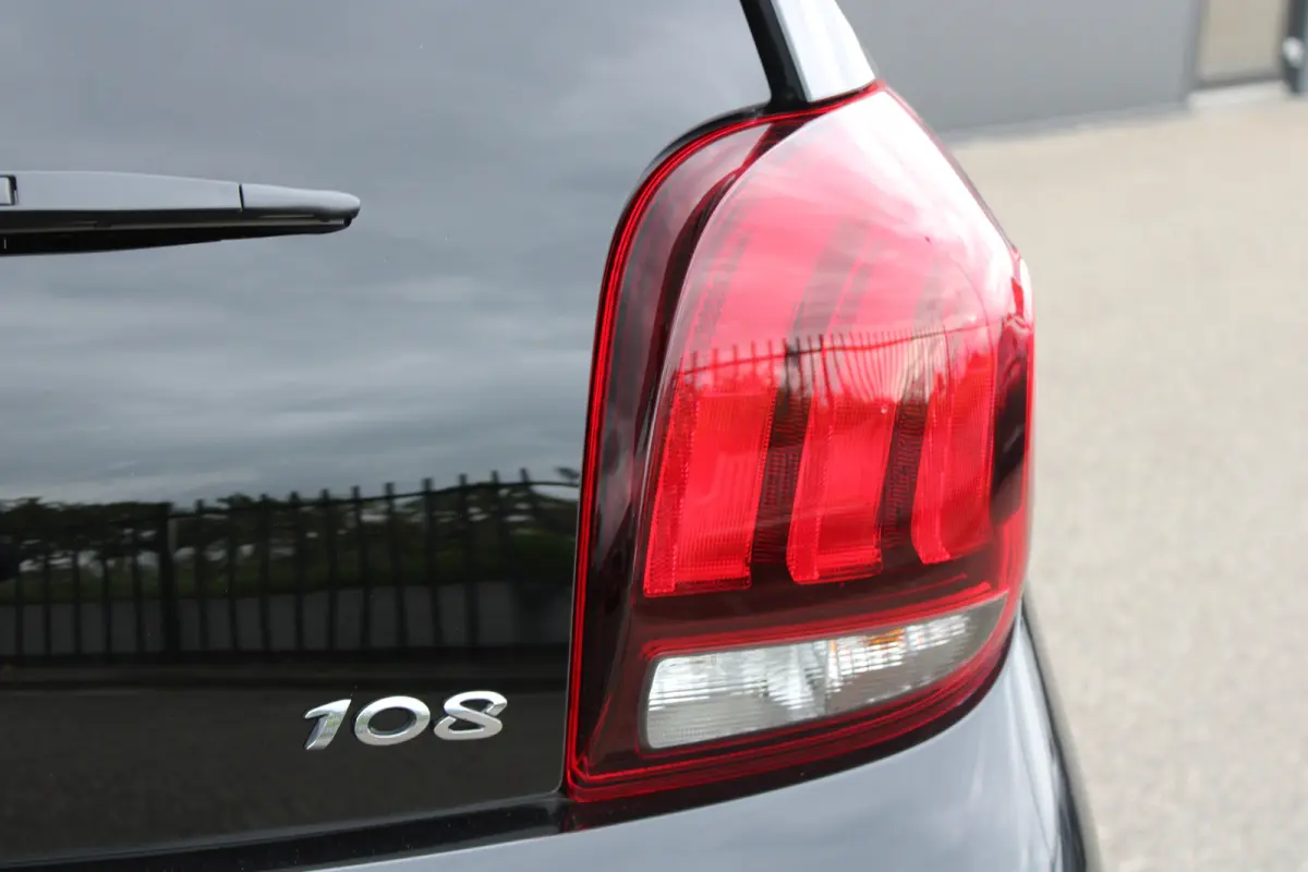 1.0 e-VTi Allure | Navi by app | Camera | Climate control | All season | Extra geinte ramen | Lichtmetaal |