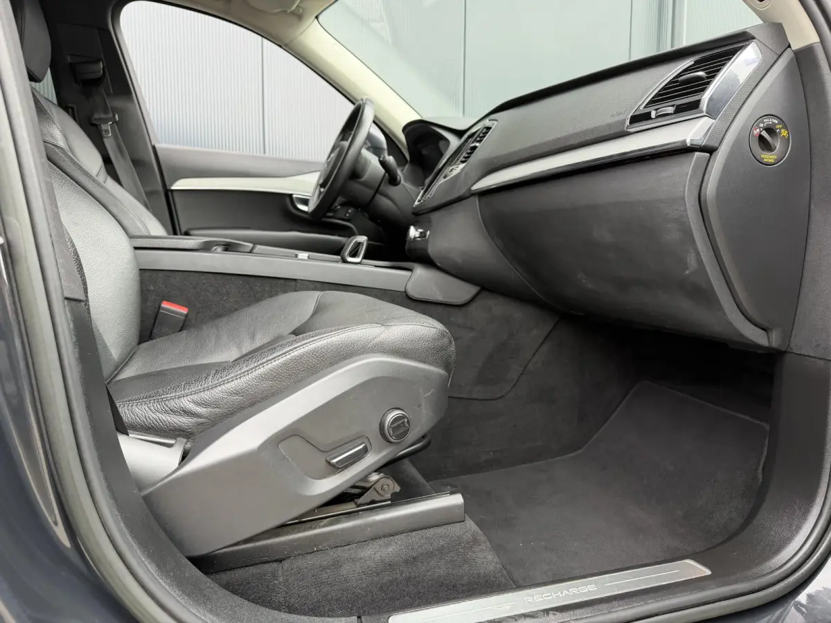 2.0 T8 Recharge AWD Inscription Expression 19"/Leder/Trekhaak/Standkachel/Harman Kardon/Camera/Full LED/Apple Carplay & Android Auto/Keyless/Adaptieve cruise