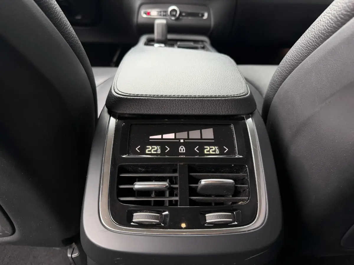 2.0 T8 Recharge AWD Inscription Expression 19"/Leder/Trekhaak/Standkachel/Harman Kardon/Camera/Full LED/Apple Carplay & Android Auto/Keyless/Adaptieve cruise