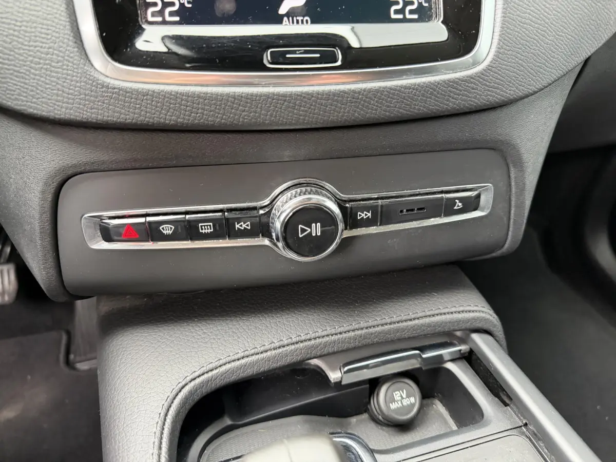 2.0 T8 Recharge AWD Inscription Expression 19"/Leder/Trekhaak/Standkachel/Harman Kardon/Camera/Full LED/Apple Carplay & Android Auto/Keyless/Adaptieve cruise
