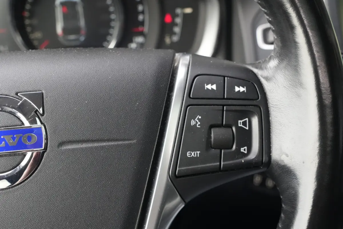 2.0 D3 FWD Summum | 150PK | Pano | Leder | Camera | Trekhaak Deze Volvo XC60 D3 Summum is een bijzonder complete en comfortabele SUV waarin de kenmerkende Scandinavische kwaliteit van Volvo 