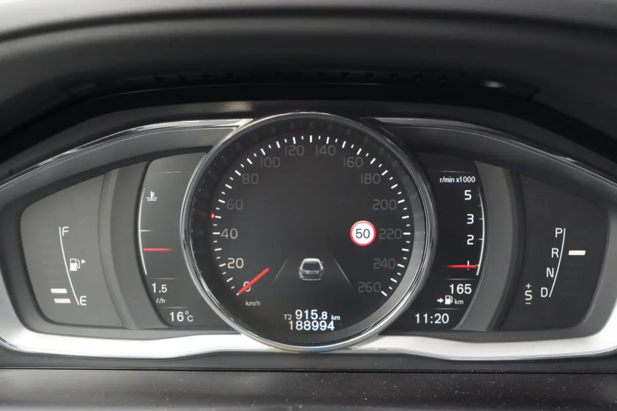 2.0 D3 FWD Summum | 150PK | Pano | Leder | Camera | Trekhaak Deze Volvo XC60 D3 Summum is een bijzonder complete en comfortabele SUV waarin de kenmerkende Scandinavische kwaliteit van Volvo 