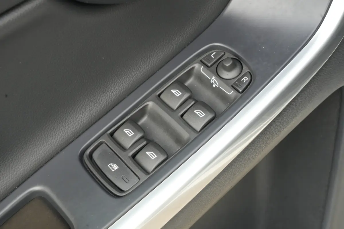 2.0 D3 FWD Summum | 150PK | Pano | Leder | Camera | Trekhaak Deze Volvo XC60 D3 Summum is een bijzonder complete en comfortabele SUV waarin de kenmerkende Scandinavische kwaliteit van Volvo 