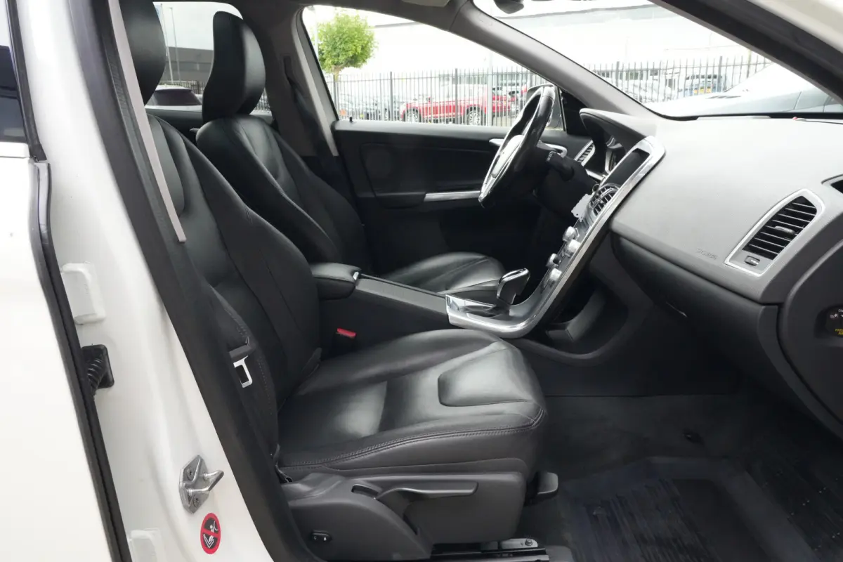 2.0 D3 FWD Summum | 150PK | Pano | Leder | Camera | Trekhaak Deze Volvo XC60 D3 Summum is een bijzonder complete en comfortabele SUV waarin de kenmerkende Scandinavische kwaliteit van Volvo 