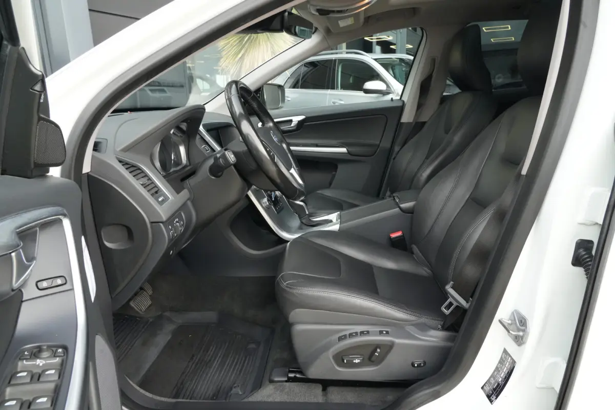 2.0 D3 FWD Summum | 150PK | Pano | Leder | Camera | Trekhaak Deze Volvo XC60 D3 Summum is een bijzonder complete en comfortabele SUV waarin de kenmerkende Scandinavische kwaliteit van Volvo 
