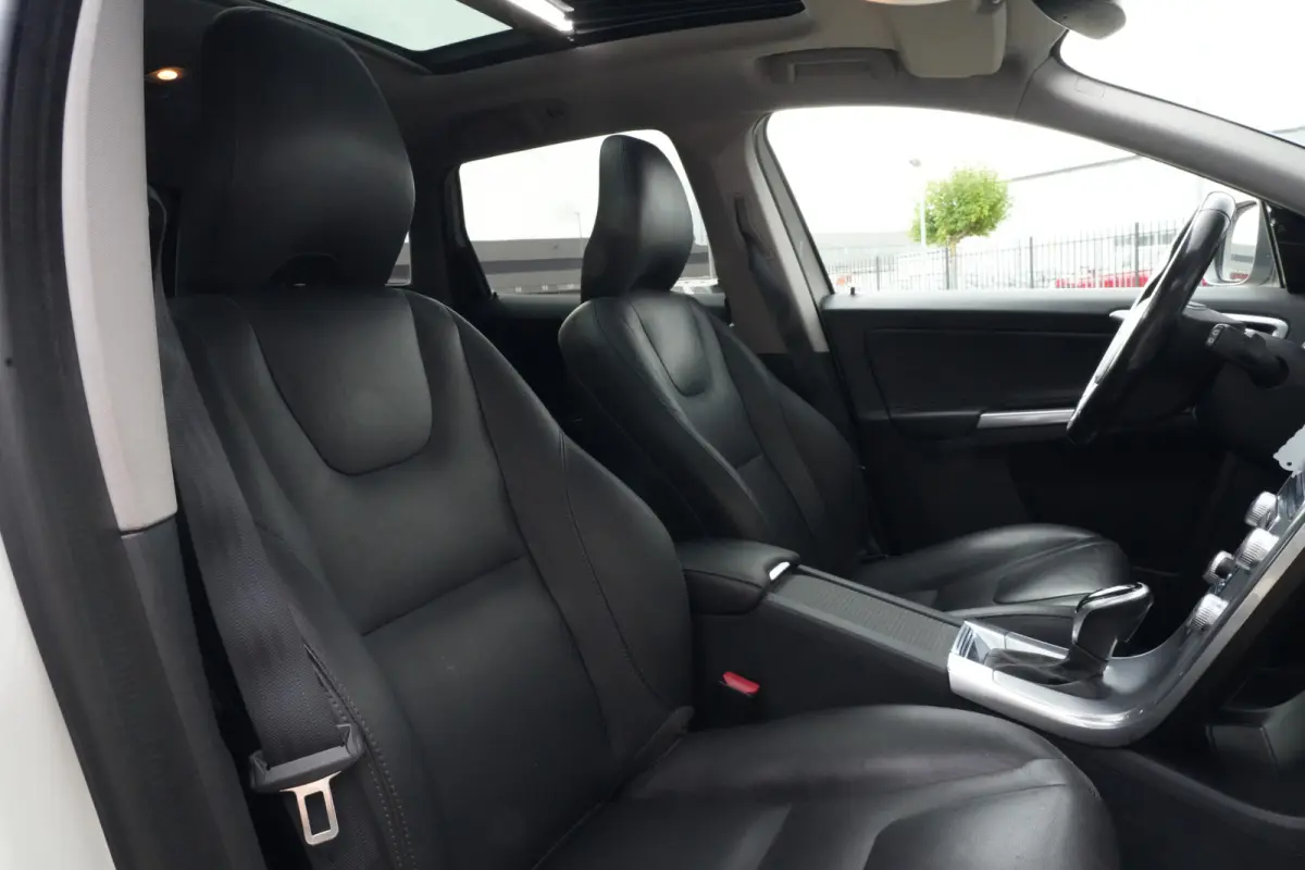 2.0 D3 FWD Summum | 150PK | Pano | Leder | Camera | Trekhaak Deze Volvo XC60 D3 Summum is een bijzonder complete en comfortabele SUV waarin de kenmerkende Scandinavische kwaliteit van Volvo 
