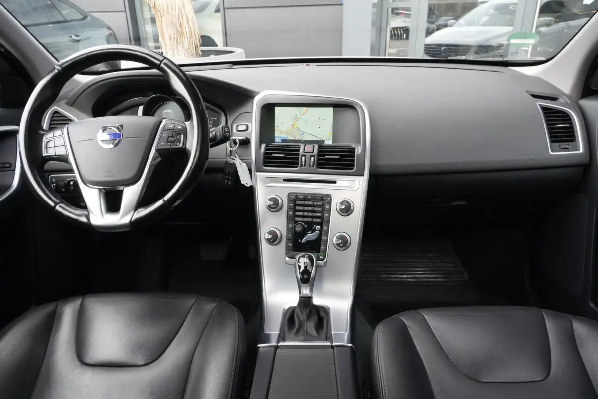 2.0 D3 FWD Summum | 150PK | Pano | Leder | Camera | Trekhaak Deze Volvo XC60 D3 Summum is een bijzonder complete en comfortabele SUV waarin de kenmerkende Scandinavische kwaliteit van Volvo 