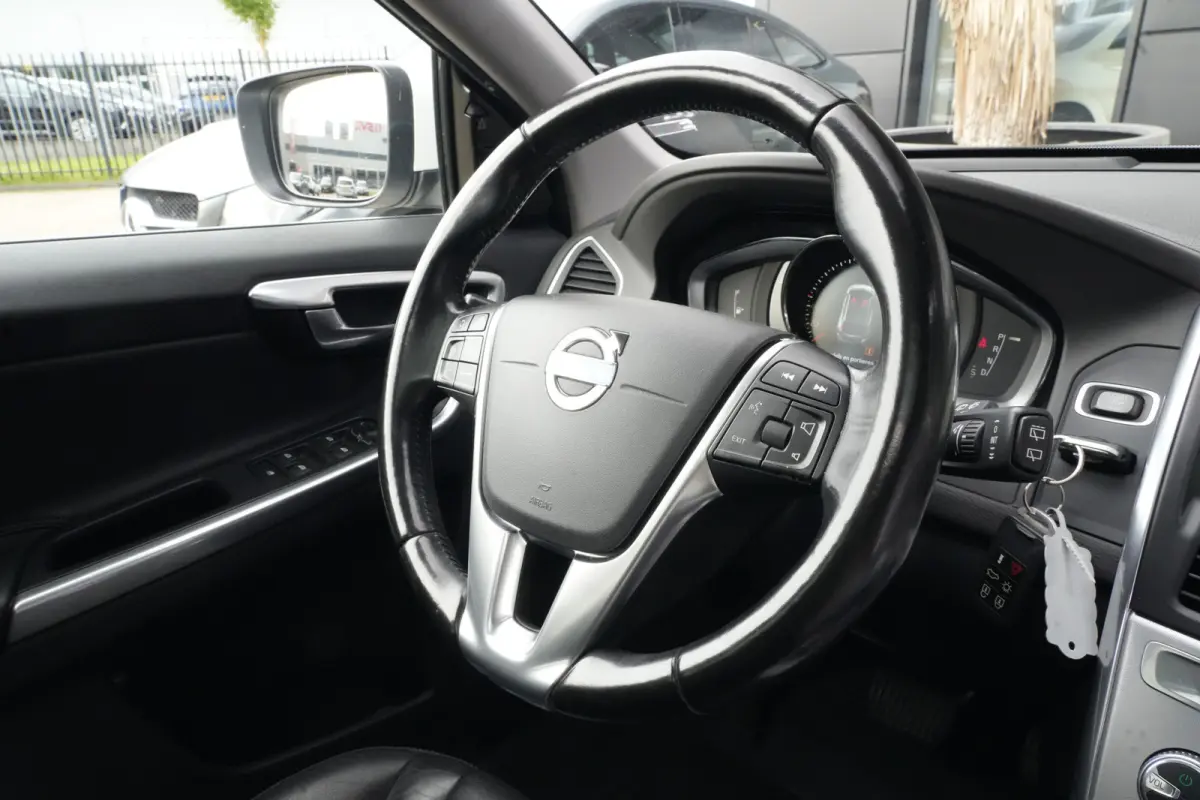 2.0 D3 FWD Summum | 150PK | Pano | Leder | Camera | Trekhaak Deze Volvo XC60 D3 Summum is een bijzonder complete en comfortabele SUV waarin de kenmerkende Scandinavische kwaliteit van Volvo 