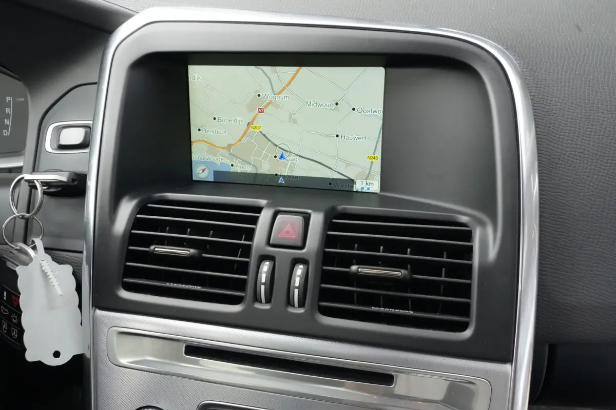 2.0 D3 FWD Summum | 150PK | Pano | Leder | Camera | Trekhaak Deze Volvo XC60 D3 Summum is een bijzonder complete en comfortabele SUV waarin de kenmerkende Scandinavische kwaliteit van Volvo 
