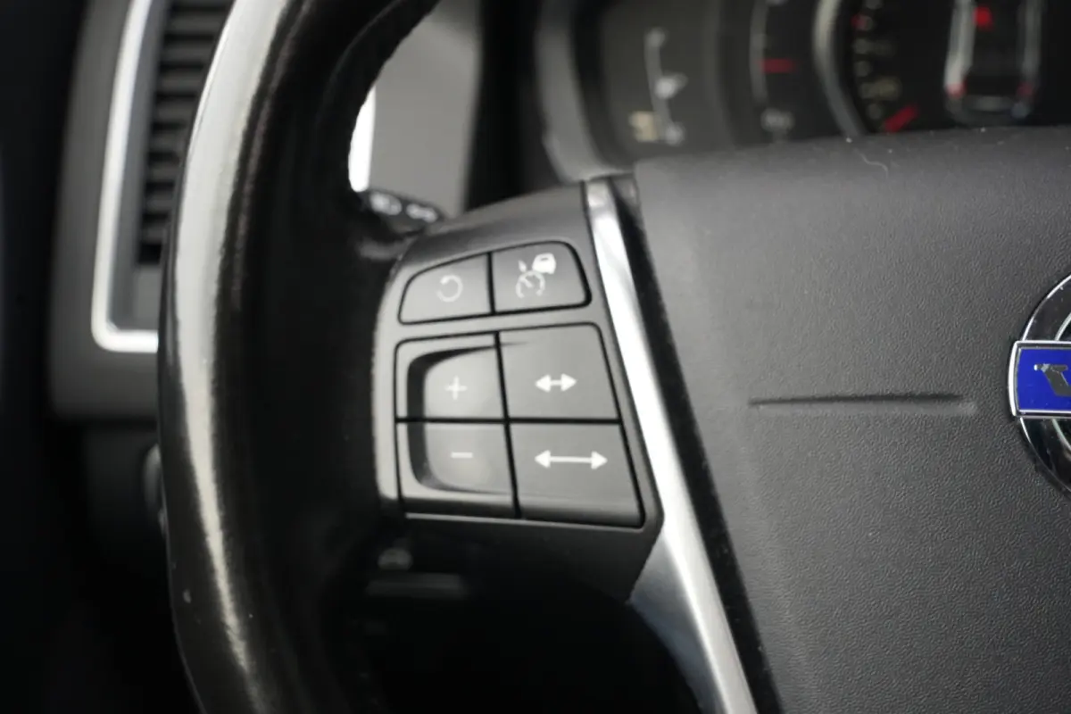 2.0 D3 FWD Summum | 150PK | Pano | Leder | Camera | Trekhaak Deze Volvo XC60 D3 Summum is een bijzonder complete en comfortabele SUV waarin de kenmerkende Scandinavische kwaliteit van Volvo 
