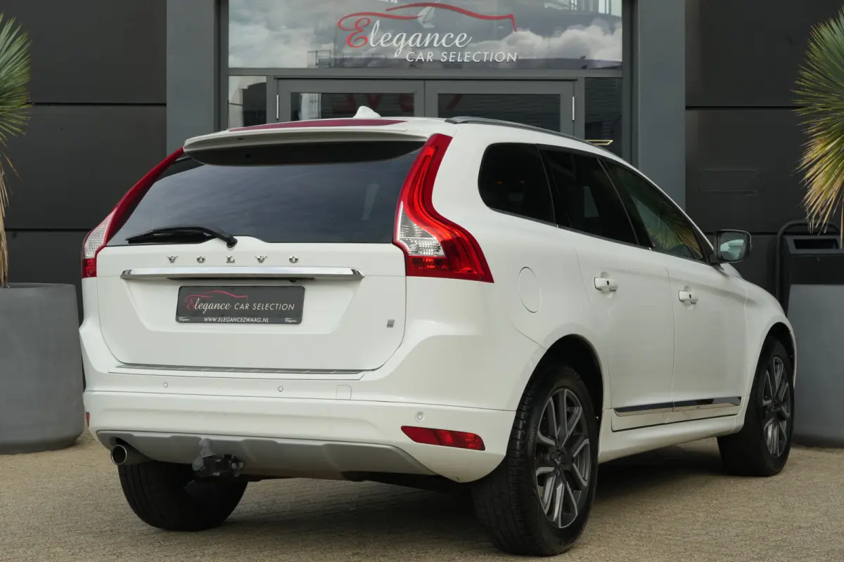 2.0 D3 FWD Summum | 150PK | Pano | Leder | Camera | Trekhaak Deze Volvo XC60 D3 Summum is een bijzonder complete en comfortabele SUV waarin de kenmerkende Scandinavische kwaliteit van Volvo 