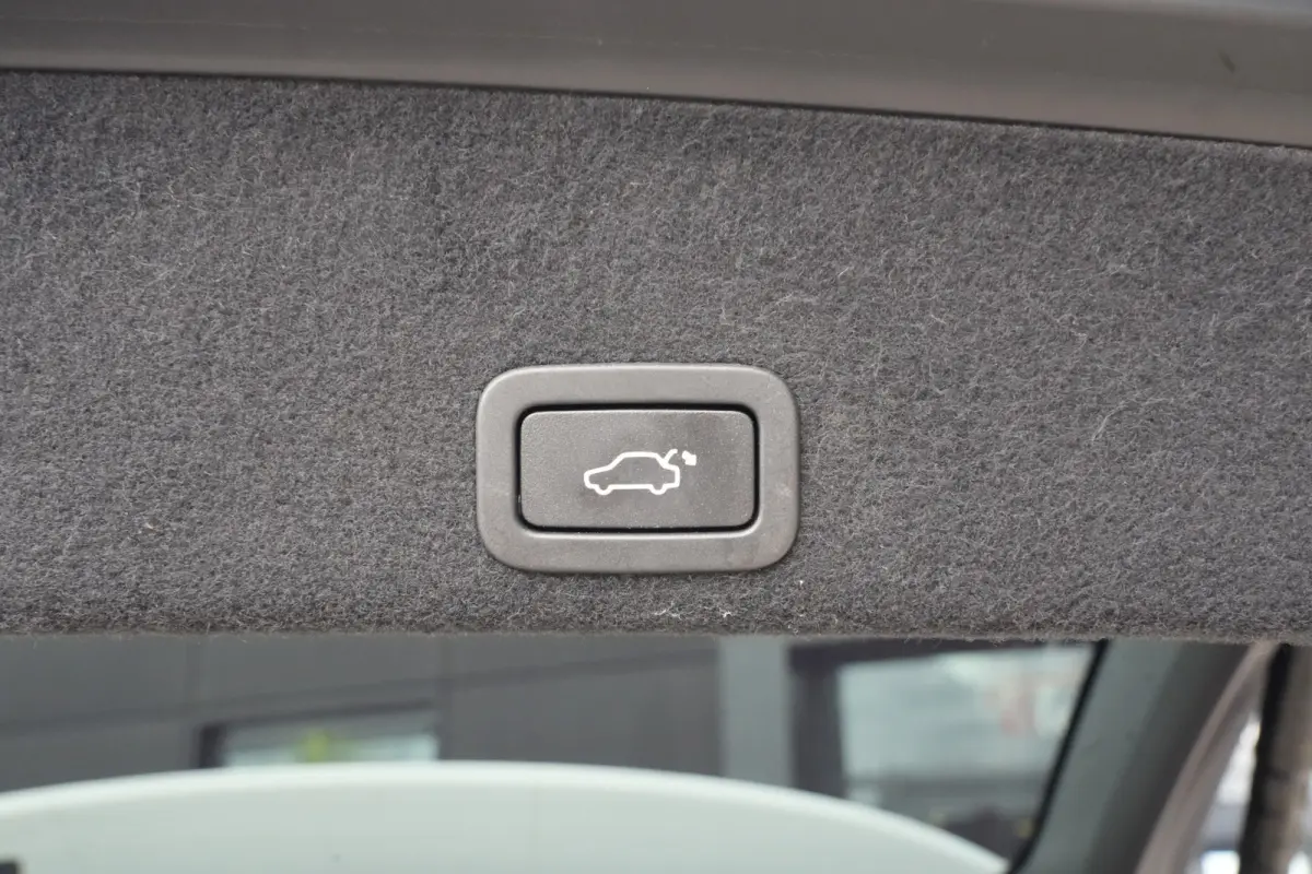 2.0 D3 FWD Summum | 150PK | Pano | Leder | Camera | Trekhaak Deze Volvo XC60 D3 Summum is een bijzonder complete en comfortabele SUV waarin de kenmerkende Scandinavische kwaliteit van Volvo 