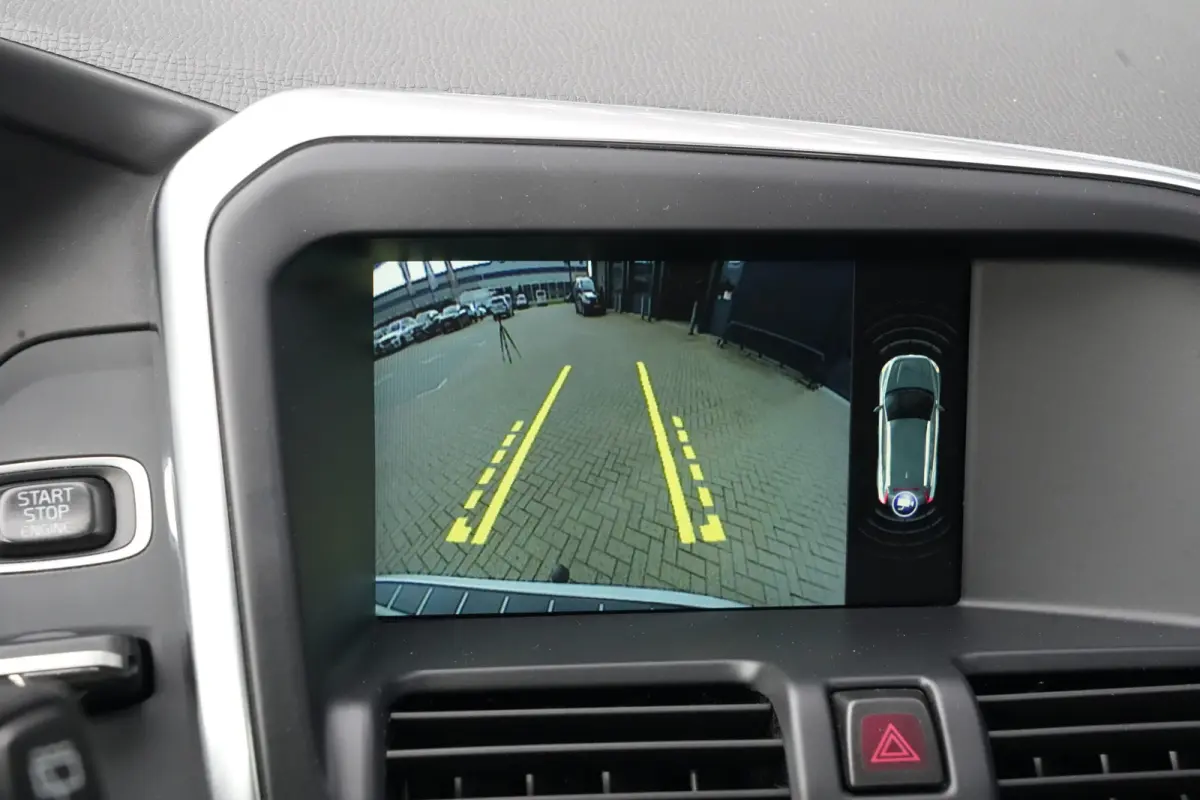 2.0 D3 FWD Summum | 150PK | Pano | Leder | Camera | Trekhaak Deze Volvo XC60 D3 Summum is een bijzonder complete en comfortabele SUV waarin de kenmerkende Scandinavische kwaliteit van Volvo 