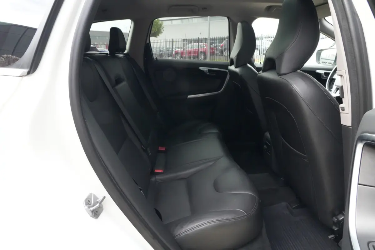 2.0 D3 FWD Summum | 150PK | Pano | Leder | Camera | Trekhaak Deze Volvo XC60 D3 Summum is een bijzonder complete en comfortabele SUV waarin de kenmerkende Scandinavische kwaliteit van Volvo 