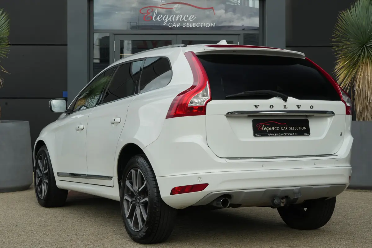 2.0 D3 FWD Summum | 150PK | Pano | Leder | Camera | Trekhaak Deze Volvo XC60 D3 Summum is een bijzonder complete en comfortabele SUV waarin de kenmerkende Scandinavische kwaliteit van Volvo 