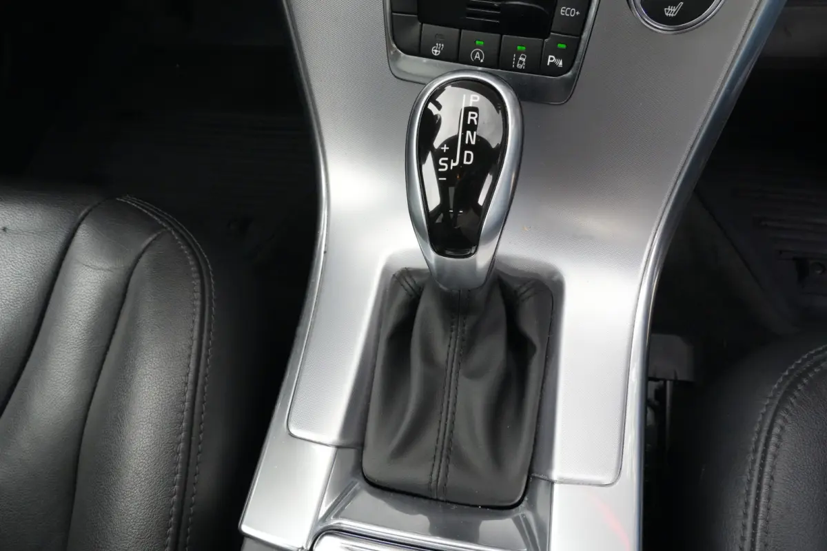 2.0 D3 FWD Summum | 150PK | Pano | Leder | Camera | Trekhaak Deze Volvo XC60 D3 Summum is een bijzonder complete en comfortabele SUV waarin de kenmerkende Scandinavische kwaliteit van Volvo 