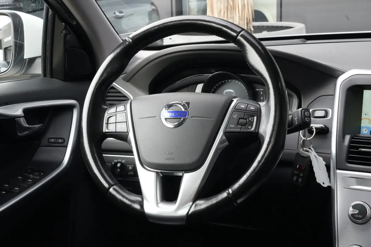 2.0 D3 FWD Summum | 150PK | Pano | Leder | Camera | Trekhaak Deze Volvo XC60 D3 Summum is een bijzonder complete en comfortabele SUV waarin de kenmerkende Scandinavische kwaliteit van Volvo 