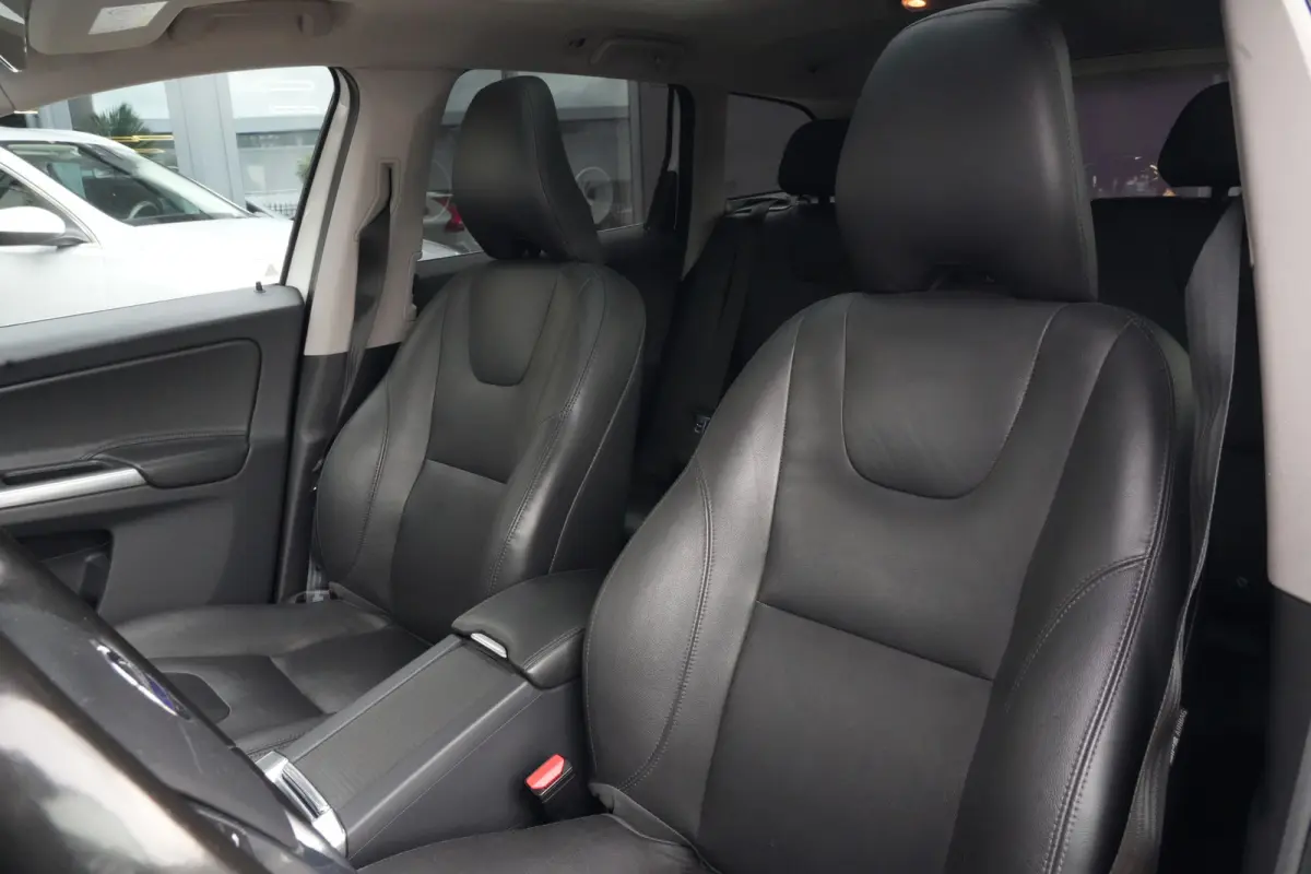 2.0 D3 FWD Summum | 150PK | Pano | Leder | Camera | Trekhaak Deze Volvo XC60 D3 Summum is een bijzonder complete en comfortabele SUV waarin de kenmerkende Scandinavische kwaliteit van Volvo 