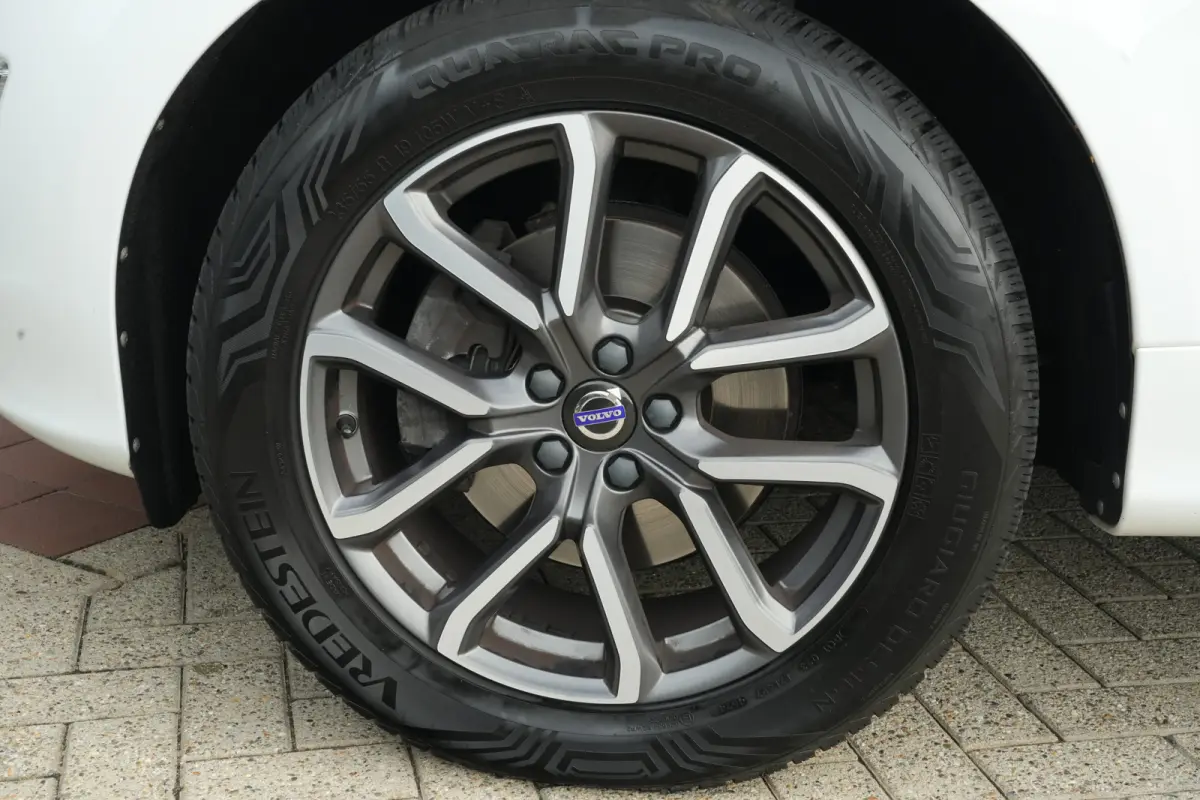 2.0 D3 FWD Summum | 150PK | Pano | Leder | Camera | Trekhaak Deze Volvo XC60 D3 Summum is een bijzonder complete en comfortabele SUV waarin de kenmerkende Scandinavische kwaliteit van Volvo 