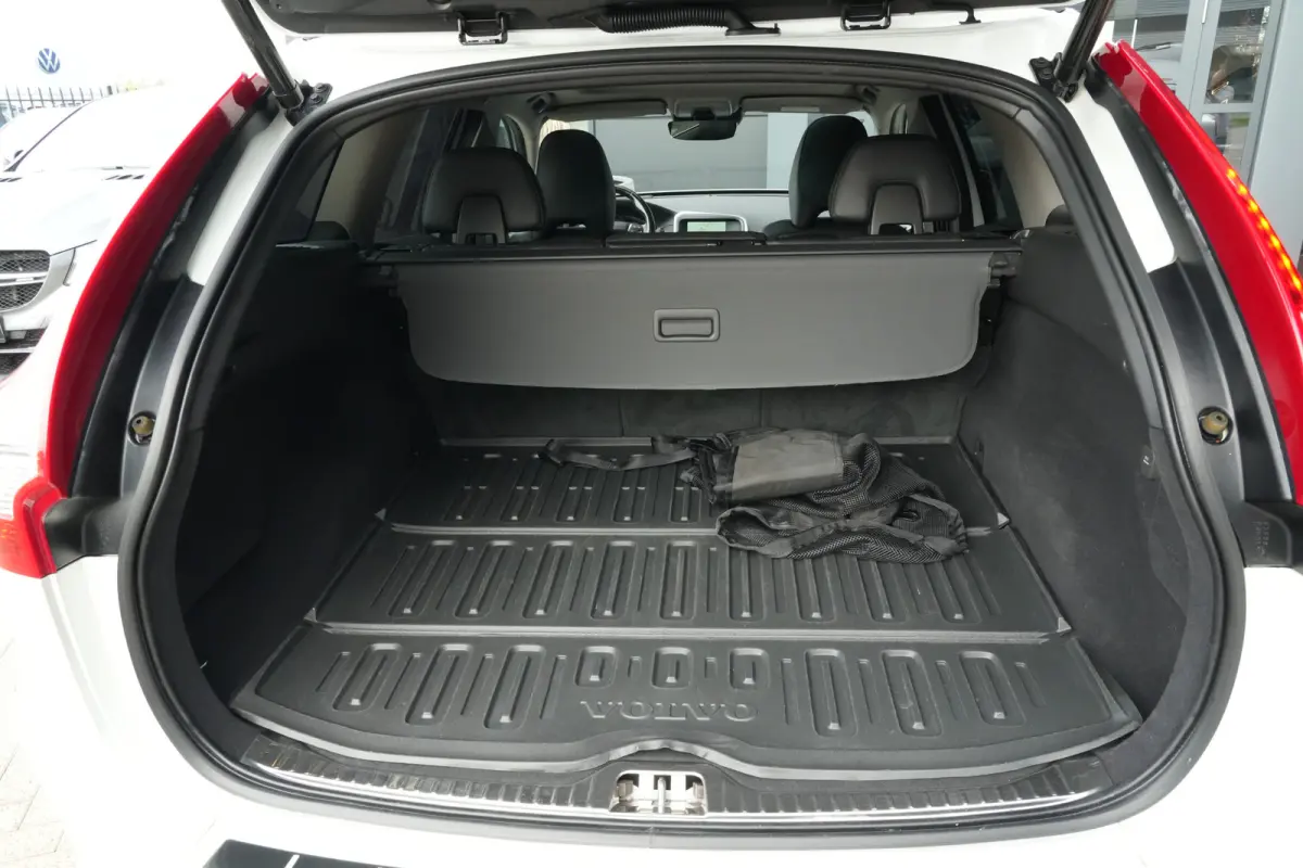 2.0 D3 FWD Summum | 150PK | Pano | Leder | Camera | Trekhaak Deze Volvo XC60 D3 Summum is een bijzonder complete en comfortabele SUV waarin de kenmerkende Scandinavische kwaliteit van Volvo 