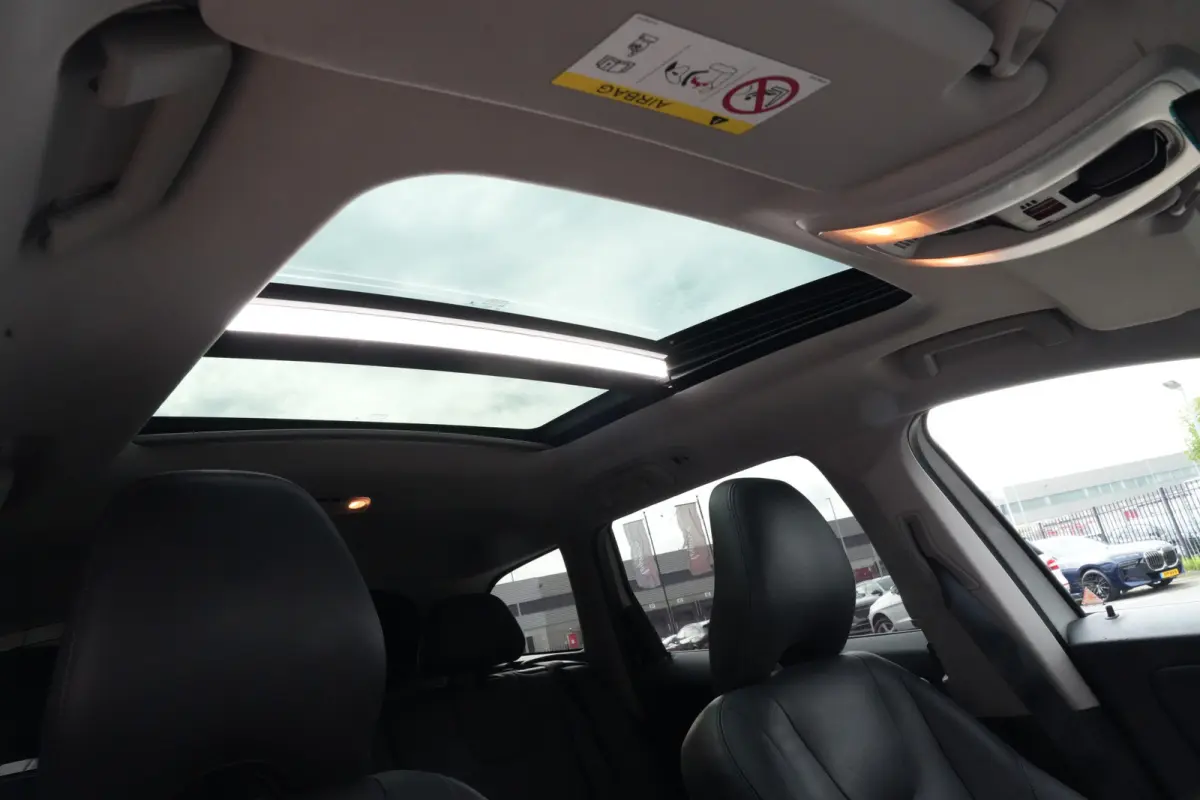 2.0 D3 FWD Summum | 150PK | Pano | Leder | Camera | Trekhaak Deze Volvo XC60 D3 Summum is een bijzonder complete en comfortabele SUV waarin de kenmerkende Scandinavische kwaliteit van Volvo 