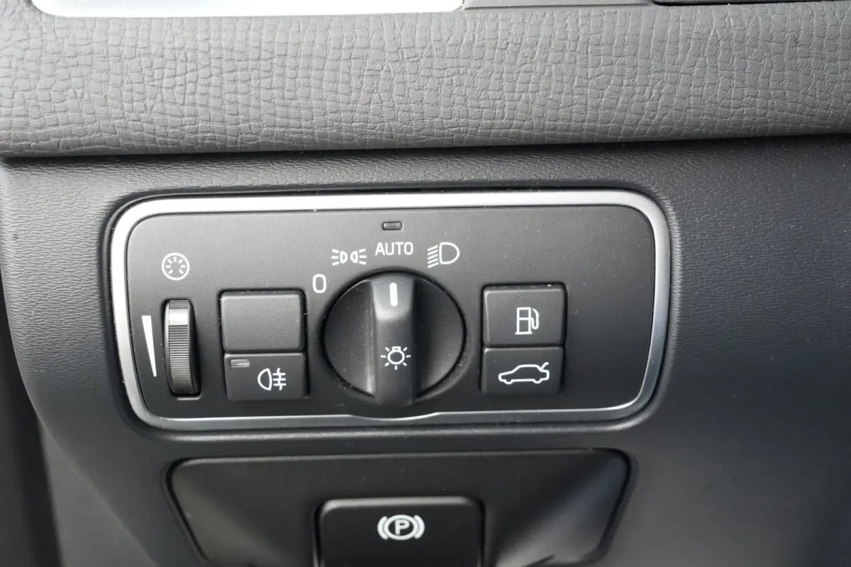 2.0 D3 FWD Summum | 150PK | Pano | Leder | Camera | Trekhaak Deze Volvo XC60 D3 Summum is een bijzonder complete en comfortabele SUV waarin de kenmerkende Scandinavische kwaliteit van Volvo 