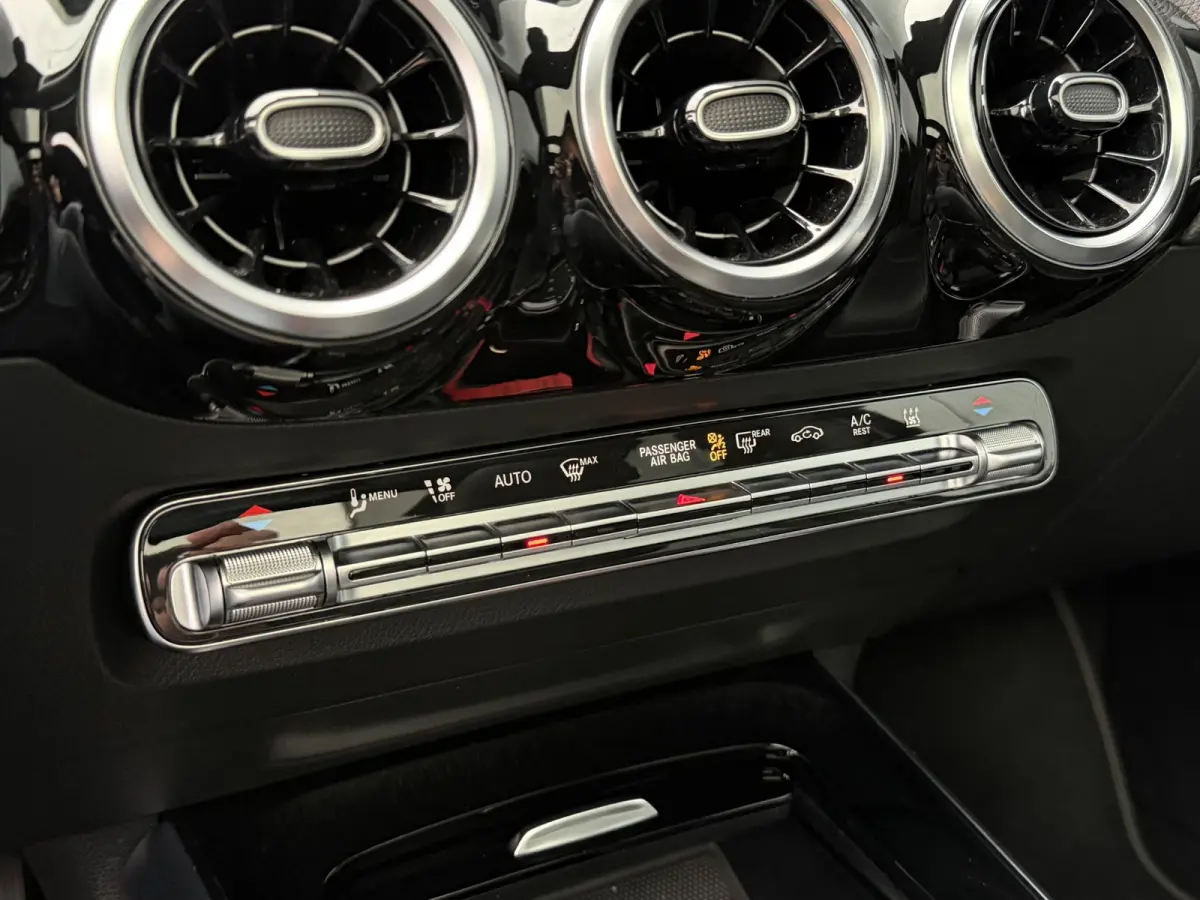 250 e 17"/Leder/Panoramadak/Stoel + stuurverwarming/Camera/PDC v+a/Apple Carplay & Android Auto