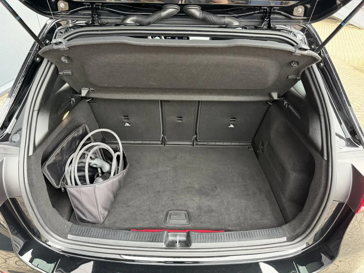 250 e 17"/Leder/Panoramadak/Stoel + stuurverwarming/Camera/PDC v+a/Apple Carplay & Android Auto