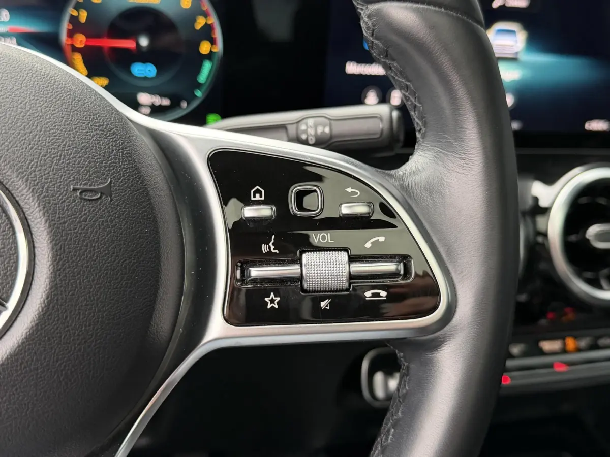 250 e 17"/Leder/Panoramadak/Stoel + stuurverwarming/Camera/PDC v+a/Apple Carplay & Android Auto