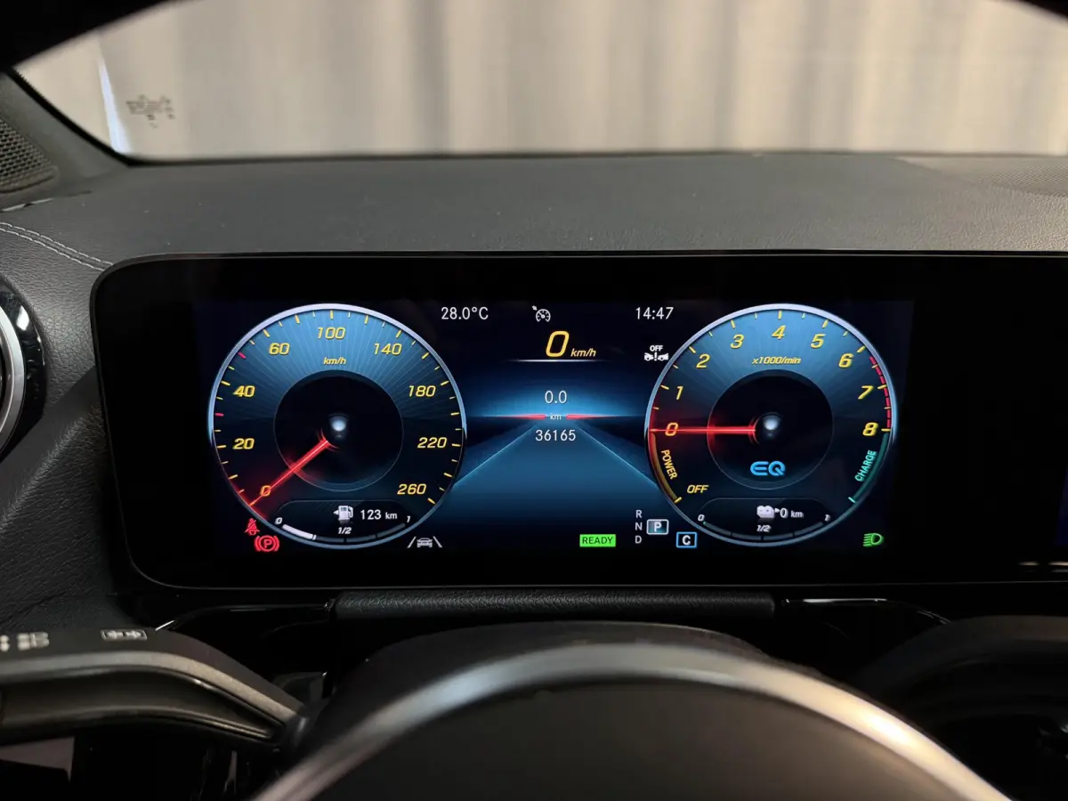 250 e 17"/Leder/Panoramadak/Stoel + stuurverwarming/Camera/PDC v+a/Apple Carplay & Android Auto
