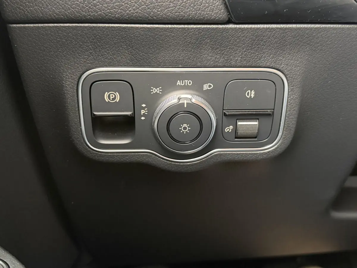 250 e 17"/Leder/Panoramadak/Stoel + stuurverwarming/Camera/PDC v+a/Apple Carplay & Android Auto