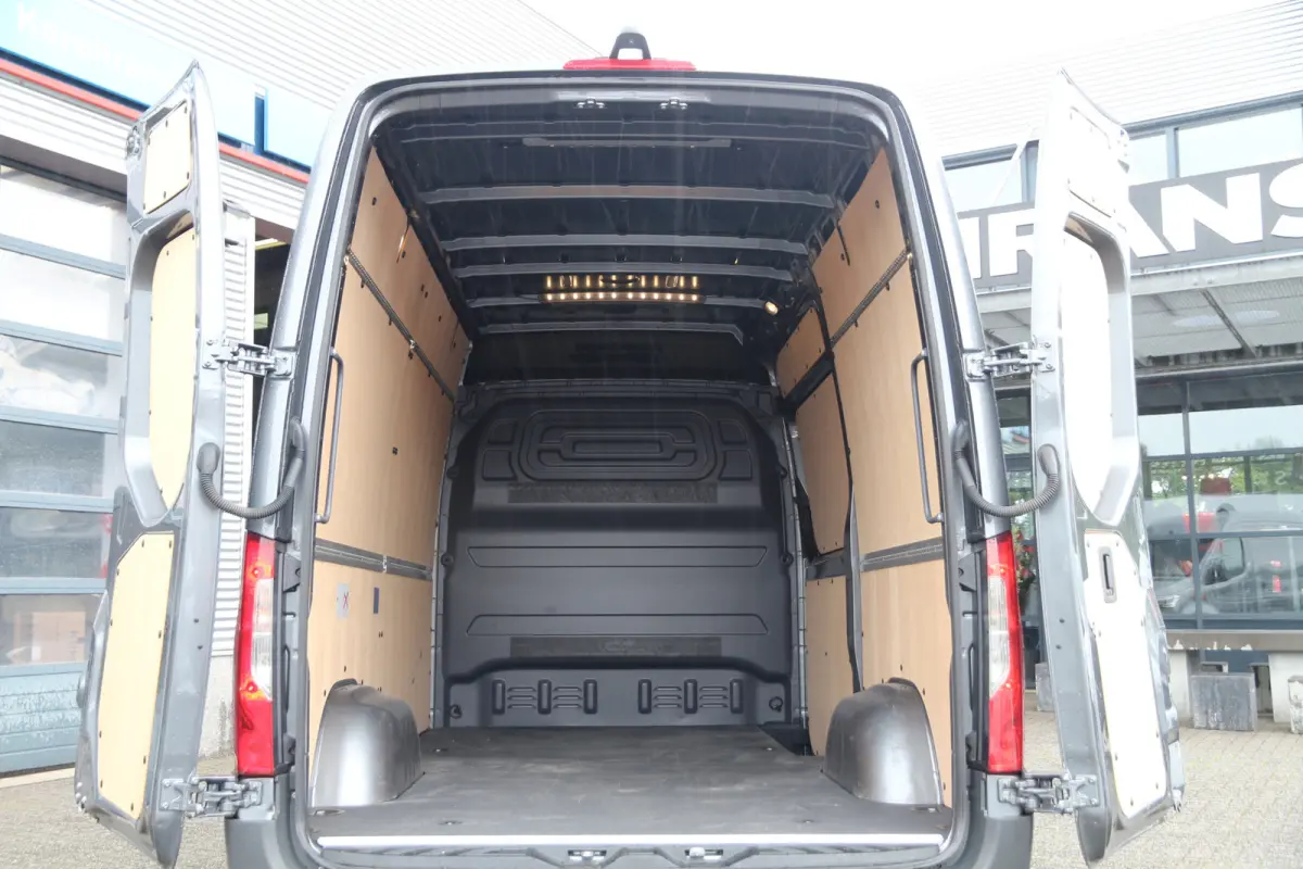 317 CDI | Aut. | RWD | L2H2 | Navi | Camera | Clima..