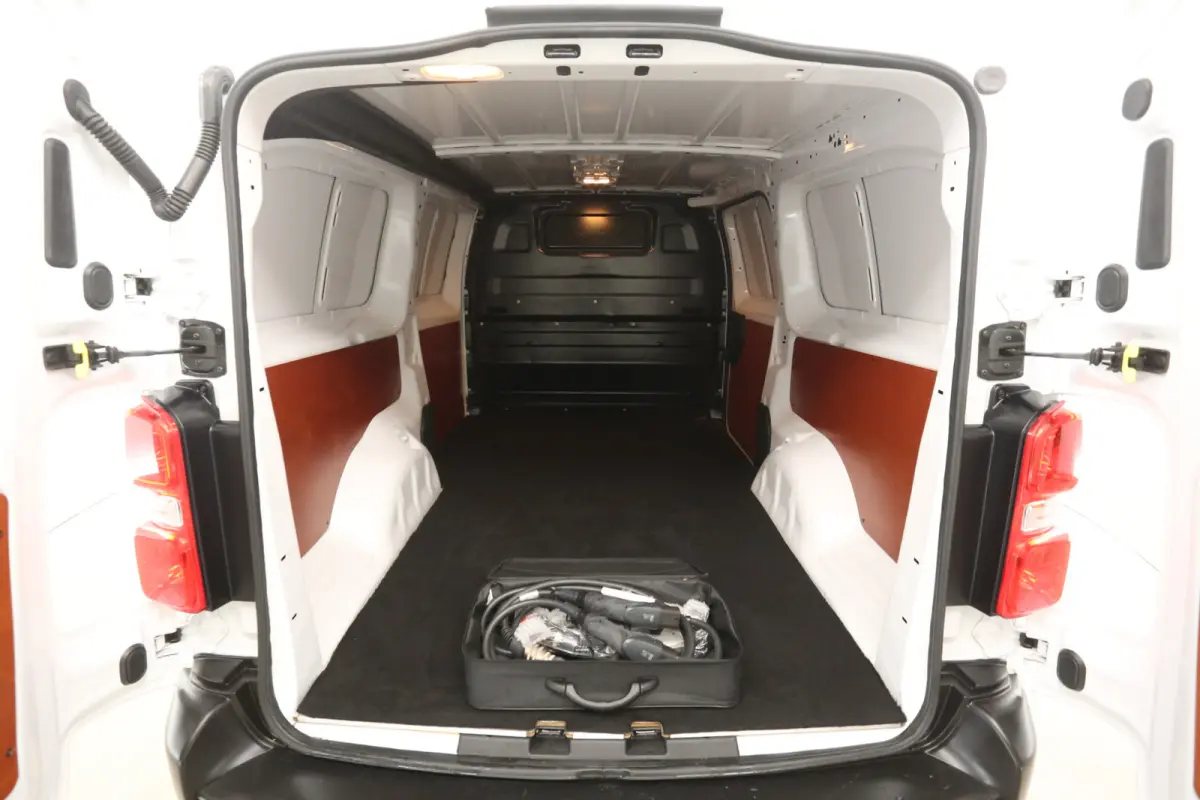 75 kWh L3H1 Long Range | Snelladen | SOH 94% | Airco | Cruise | 3 Zits | Parkeersens.
