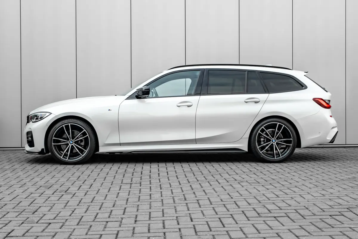 320i High Executive Edition l M Styling l Leder Interieur l Pano Dak l Stoelverwarming l LED l 19"l Navi l Harman Kardon Sound