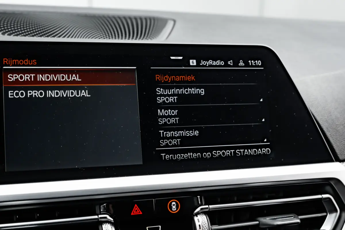 320i High Executive Edition l M Styling l Leder Interieur l Pano Dak l Stoelverwarming l LED l 19"l Navi l Harman Kardon Sound