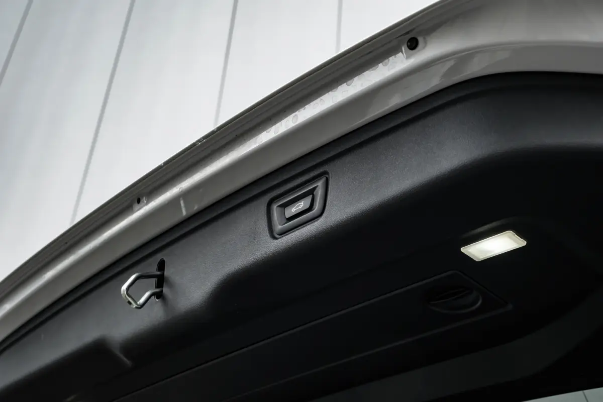 320i High Executive Edition l M Styling l Leder Interieur l Pano Dak l Stoelverwarming l LED l 19"l Navi l Harman Kardon Sound