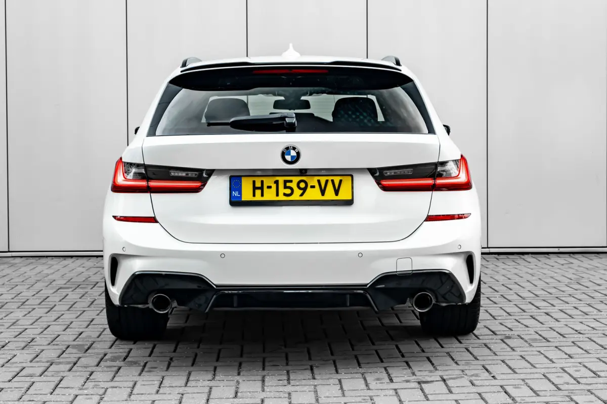 320i High Executive Edition l M Styling l Leder Interieur l Pano Dak l Stoelverwarming l LED l 19"l Navi l Harman Kardon Sound
