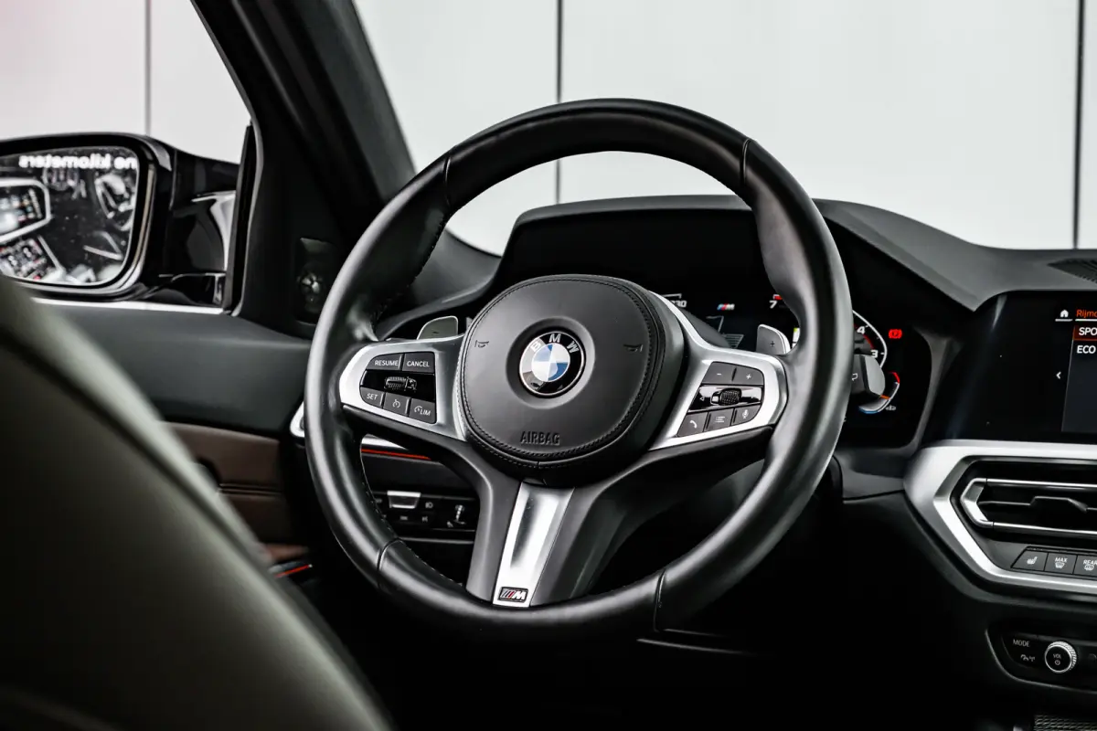 320i High Executive Edition l M Styling l Leder Interieur l Pano Dak l Stoelverwarming l LED l 19"l Navi l Harman Kardon Sound