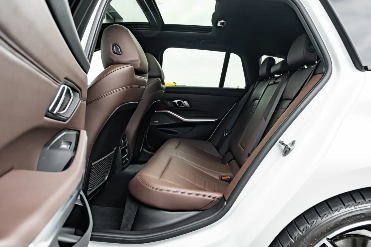 320i High Executive Edition l M Styling l Leder Interieur l Pano Dak l Stoelverwarming l LED l 19"l Navi l Harman Kardon Sound